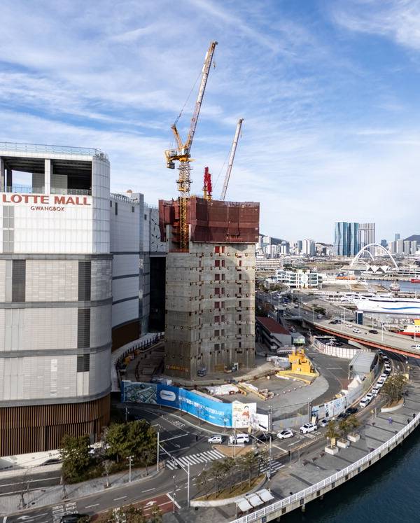 21일 부산 중구 옛 부산시청 부지에 들어서는 부산롯데타워가 현재 지상 12층 높이 코어 공사를 진행하고 있다.   이원준 기자 windstorm@kookje.co.kr