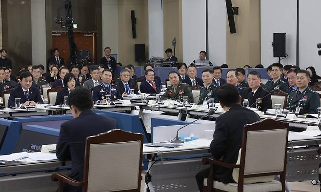 Military commanders listen as South Korean President Lee Jae Myung speaks during a policy briefing at the Defense Ministry in Seoul on Dec. 18. (Pool photo via Yonhap)