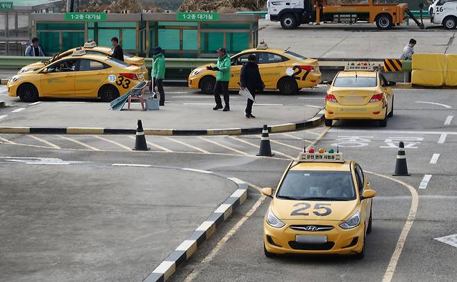 Applicants take the functional driving test at a driver's license test center in Gangnam District, southern Seoul, on Dec. 13, 2023. [NEWS1]
