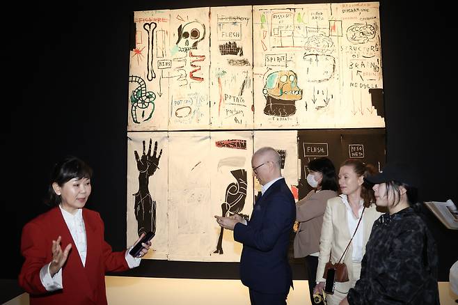 From left, co-curators of Jean-Michel Basquiat's solo exhibition "Signs: Connecting Past and Future" — Lee Ji-yoon, CEO of Suum Project, Austrian art historian Dieter Buchhart and Anna Karina Hofbauer, art curator and critic. [JOONGANG ILBO]