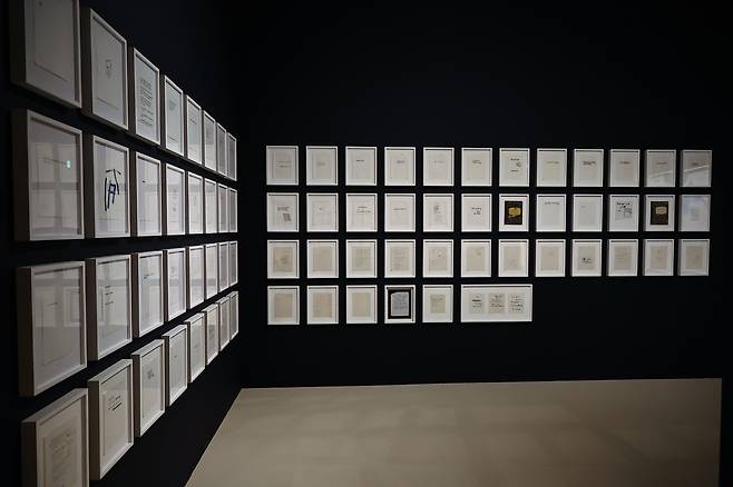 Basquiat's eight notebooks totaling 155 pages of creative notes, now on view at Jean-Michel Basquiat's exhibition "Signs: Connecting Past and Future,″ which runs through Jan. 31 of next year at the Dongdaemun Design Plaza (DDP) in central Seoul. [JOONGANG ILBO]