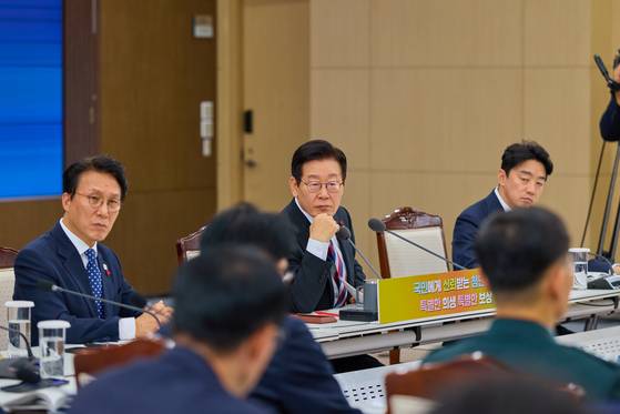 President Lee Jae Myung takes part in a policy briefing by the Ministry of National Defense at the defense ministry building in Yongsan, central Seoul, on Dec. 18. [PRESIDENTIAL OFFICE]