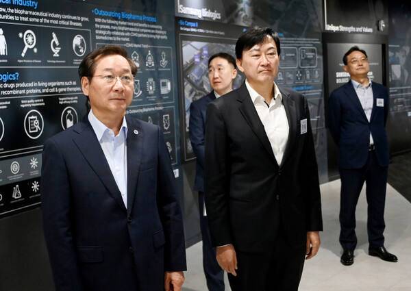 유정복 인천시장이 지난 2023년 8월 22일 연수구 삼성바이오로직스를 방문해 존림 대표이사 사장과 홍보관 및 시설을 살펴보고 있다. 인천경제자유구역청 제공