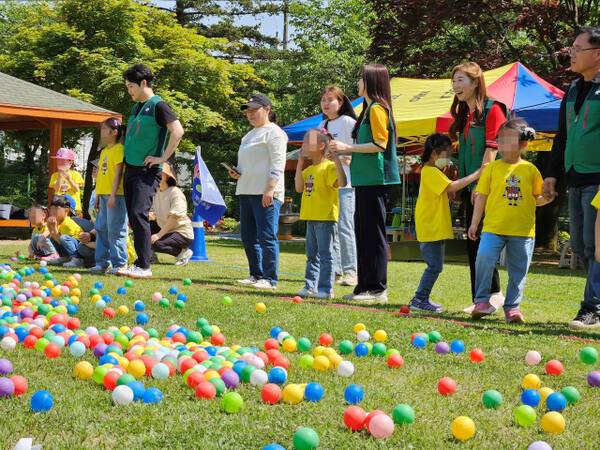 지난해 5월 건축사신협 임직원들이 수원의 한 양육시설에서 아이들과 어린이날을 즐기고 있다. 초록우산 경기지역본부 제공