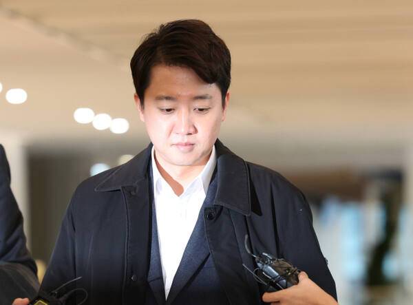 개혁신당 이준석 대표가 21일 윤석열 전 대통령의 공천개입 의혹과 관련한 조사를 받기 위해 서울 종로구 KT 광화문빌딩 웨스트에 마련된 민중기 특별검사팀에 피의자 신분으로 출석하고 있다. 연합뉴스