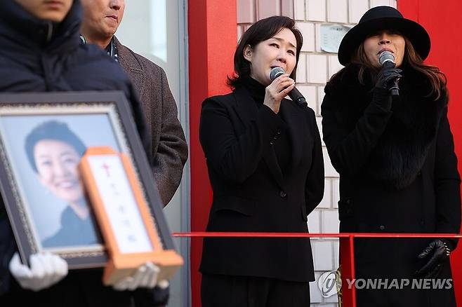 고 윤석화의 후배들이 21일 서울 종로구 한예극장 앞에서 열린 고인의 노제에서 추모곡 '꽃밭에서'를 부르고 있다. [사진 = 연합뉴스]