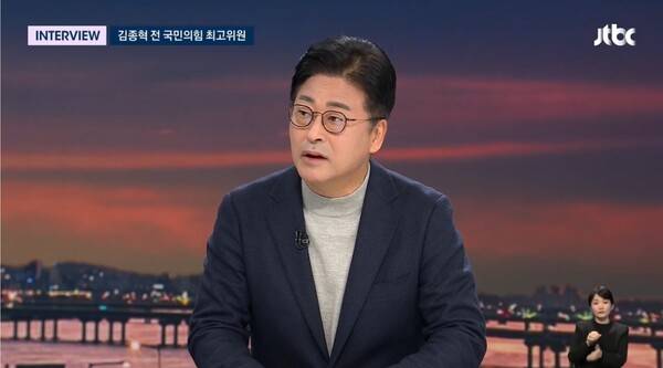 ▲김종혁 전 국민의힘 최고위원이 20일 저녁 JTBC 뉴스룸에 출연해 자신에게 당원권 2년 징계 권고한 이호선 당무감사위원장을 두고 정치적 비유에 대한 개념이 없는 분이라고 비판하고 있다. 사진=JTBC 뉴스룸 영상 갈무리