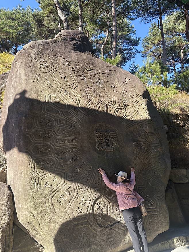 귀감석을 끌어안고 있는 관광객/사진=김지은 여행+ 기자