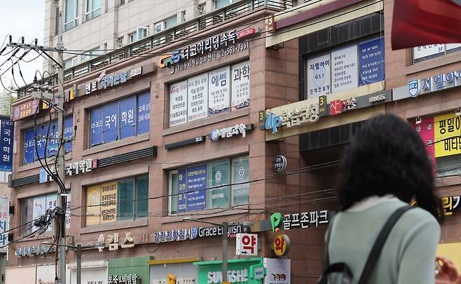 학원이 밀집한 대치동 골목. [한주형기자]