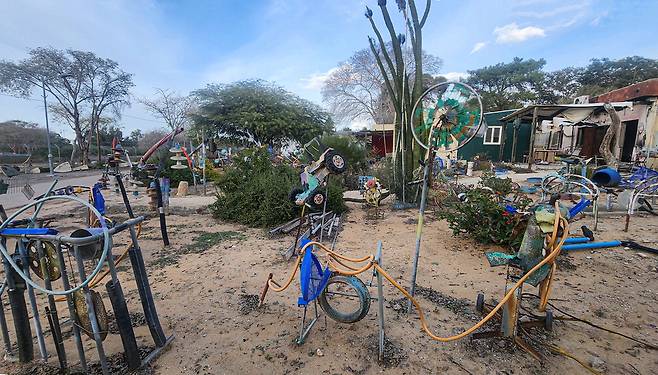 이스라엘과 팔레스타인의 접경지역인 니르오즈에 위치한 어린이 조각품 정원에 파괴된 놀이기구가 방치돼 있다.  니르오즈 김규식 기자