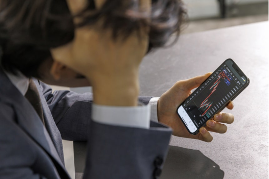 증권사가 해외투자자의 위탁매매 수수료 수익으로 2조원 가까이 벌어들였지만 투자자들의 절반은 손해를 본 것으로 나타났다. (사진=클립아트코리아)