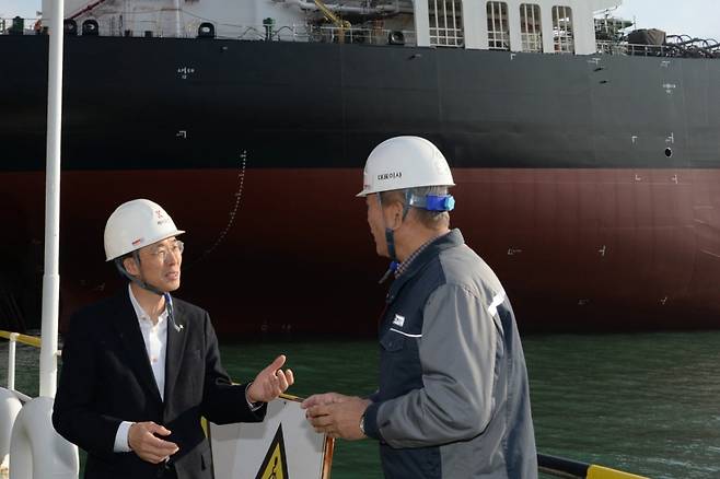 19일 경남 창원에 위치한 중견 조선사 '케이조선'을 찾은 황기연 한국수출입은행장(왼쪽)이 김찬 케이조선 대표(오른쪽)와 대화 중이다./사진제공=한국수출입은행
