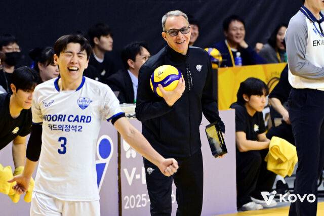 오재성을 바라보는 마우리시오 파에스 감독./KOVO