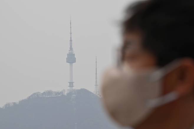 서울 종로구 북악스카이웨이에서 바라본 남산타워 일대가 미세먼지로 인해 뿌연 모습을 나타내고 있다. 임세준 기자