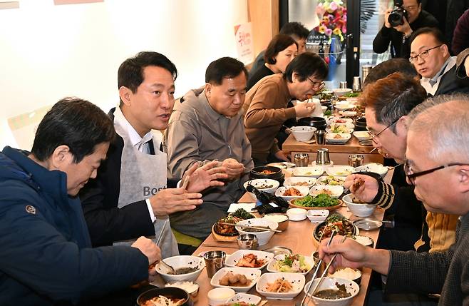 오세훈 서울시장이 동행스토어 1호점 ‘정담’에서 후원자들과 식사를 하고 있다. [서울시 제공]