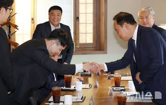 [서울=뉴시스] 조성우 기자 = 지난 7월 31일 오전 서울 중구 달개비에서 열린 수련협의체 제2차 회의에서 김국일(오른쪽) 보건복지부 보건의료정책관과 한성존(왼쪽) 대한전공의협의회 비상대책위원장이 인사를 나누고 있다. 2025.07.31. xconfind@newsis.com