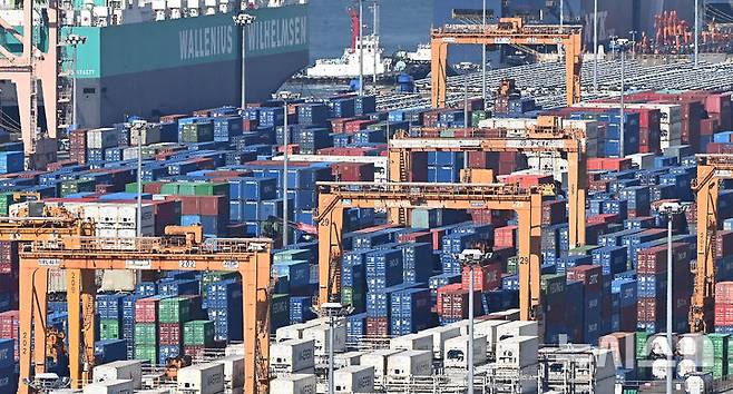 [평택=뉴시스] 김종택 기자 = 경기 평택항에 수출입 컨테이너가 쌓여 있는 모습. 2025.10.28. jtk@newsis.com