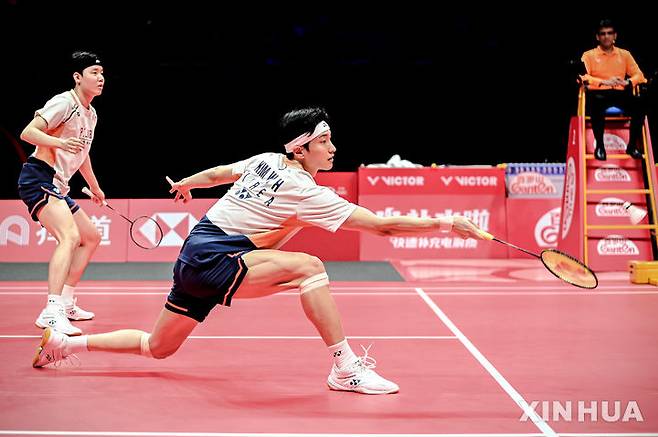 [항저우=신화/뉴시스] 배드민턴 김원호(오른쪽)-서승재, 2025 세계배드민턴연맹(BWF) 월드 투어 파이널스 남자복식 우승. 2025.12.20.