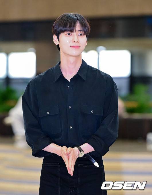 [OSEN=지형준 기자] 7일 오전 배우 황민현이 일본에서 열리는 2023 AAA’ 비기닝 콘서트 ‘男神(남신)’에 참석하기 위해 김포공항을 통해 출국했다.‘2023 AAA’ 비기닝 콘서트 ‘男神(남신)’은 오는&nbsp;8일&nbsp;19시 일본 요코하마 피아 아레나&nbsp;MM에서 진행되는 스페셜 콘서트다. 5인의 남신 김재중,&nbsp;김선호,&nbsp;황민현,&nbsp;이준영,&nbsp;김영대가 출연 소식을 알렸으며,&nbsp;일본에서 활발한 활동 중인 박건일이&nbsp;MC로 참여한다.배우 황민현이 포즈를 취하고 있다. 2023.07.07 /jpnews@osen.co.kr