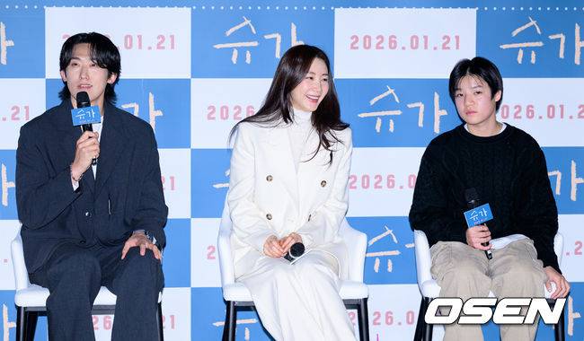 아들에게서 눈 떼지 못하는 '엄마'