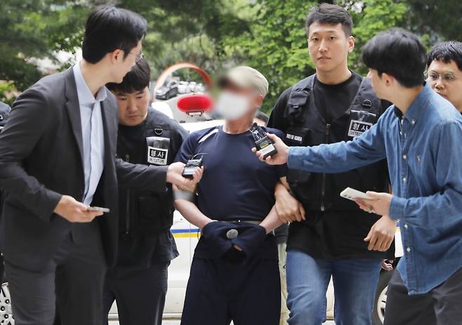 가정폭력으로 인한 접근금지 조치가 끝난 지 일주일 만에 아내를 찾아가 흉기로 살해한 혐의를 받는 60대 남성이 지난 6월21일 인천 미추홀구 인천지방법원에서 열린 구속 전 피의자 심문(영장실질심사)에 출석하기 위해 이동하고 있다. 인천=뉴시스