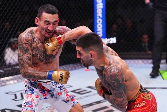 일리아 토푸리아(오른쪽)와 맥스 할로웨이 경기 중. /사진=UFC 제공