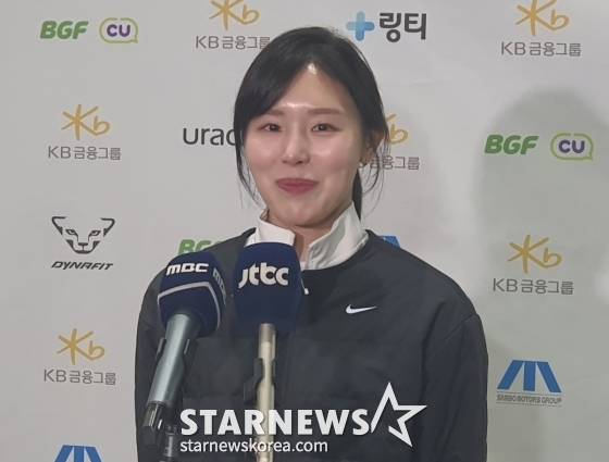 김아랑이 지난 20일 오후 경기 고양시 덕양구 고양어울림누리 얼음마루에서 열린 은퇴식에서 기념 촬영하고 있다./사진=박재호 기자