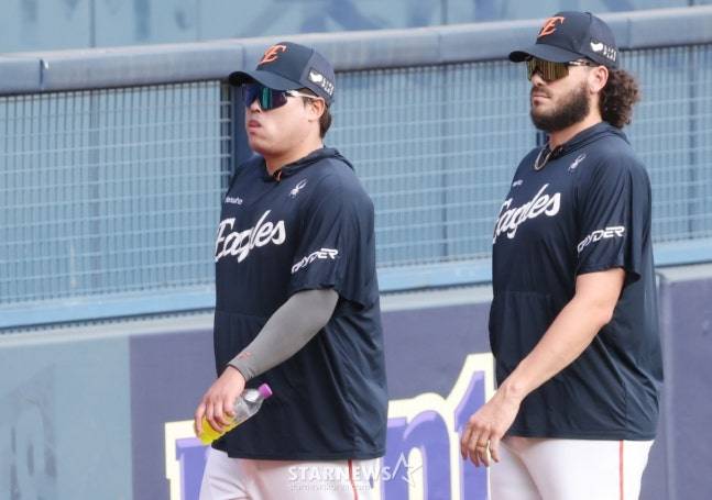 2025시즌 도중 류현진(왼쪽)과 폰세. /사진=김진경 대기자