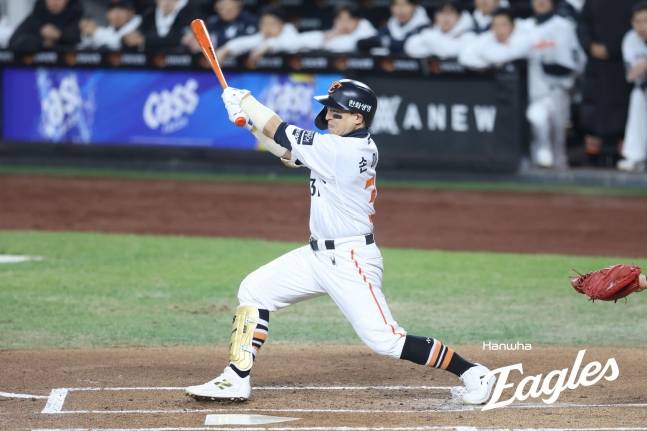 타격하는 손아섭. /사진=한화 이글스 제공