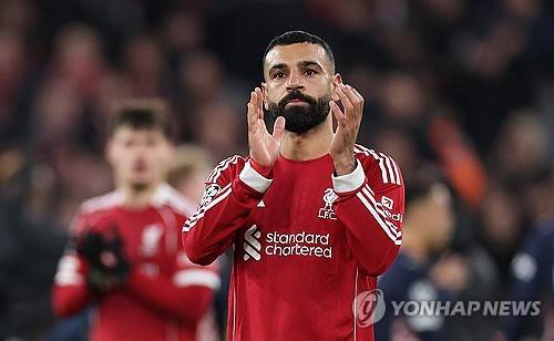 영국 공영방송 BBC는 20일(한국시간) 리버풀 공격수 모하메드 살라가 최근 폭언을 한 후 팀 동료들에게 사과했다고 보도했다. 살라는 최근 3경기 연속 벤치에서 경기를 시작하자 인터뷰를 통해 공개적으로 불만을 일으키면서 많은 비판을 받았다. 이후 리버풀 미드필더 커티스 존슨는 살라가 최근 자신의 인터뷰 건에 대해 동료들에게 사과했다고 밝혔다. 연합뉴스