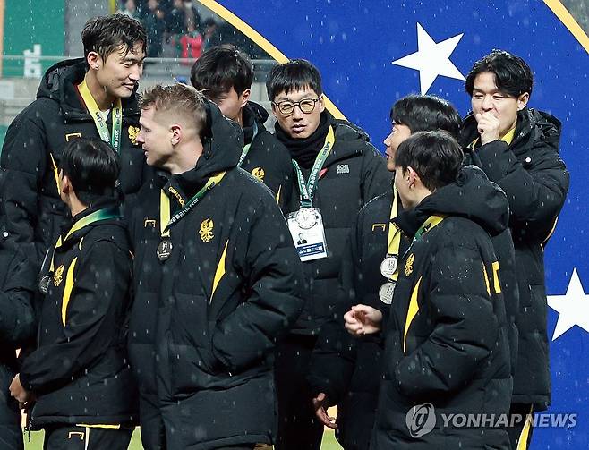 선수들 격려하는 이정효 감독 (서울=연합뉴스) 한종찬 기자 = 6일 오후 서울 마포구 월드컵로 서울월드컵경기장에서 열린 2025 하나은행 코리아컵 시상식에서 준우승을 차지한 광주 FC의 이정효 감독이 선수들을 격려하고 있다. 2025.12.6 saba@yna.co.kr