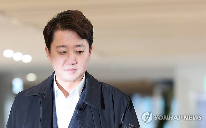 김건희특검 출석하는 이준석 (서울=연합뉴스) 서명곤 기자 = 개혁신당 이준석 대표가 21일 윤석열 전 대통령의 공천개입 의혹과 관련한 조사를 받기 위해 서울 종로구  KT 광화문빌딩 웨스트에 마련된 민중기 특별검사팀에 피의자 신분으로 출석하고 있다. 2025.12.21 seephoto@yna.co.kr