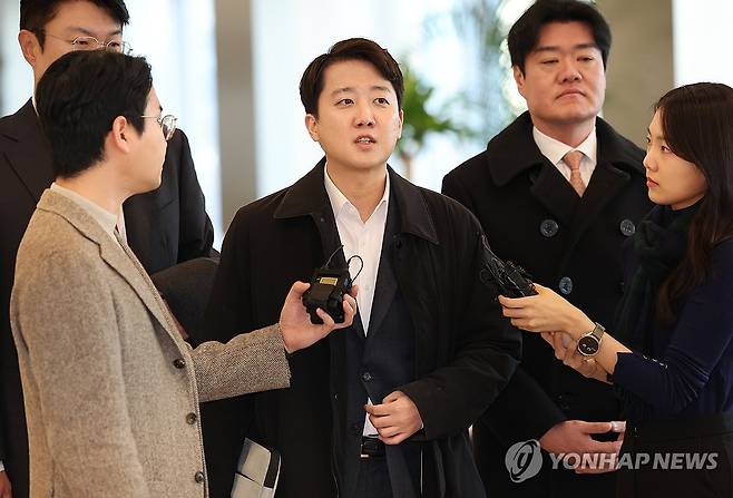 이준석 특검 출석 답변 (서울=연합뉴스) 서명곤 기자 = 개혁신당 이준석 대표가 21일 윤석열 전 대통령의 공천개입 의혹과 관련한 조사를 받기 위해 서울 종로구  KT 광화문빌딩 웨스트에 마련된 민중기 특별검사팀에 피의자 신분으로 출석하며 취재진의 질문에 답하고 있다. 2025.12.21 seephoto@yna.co.kr