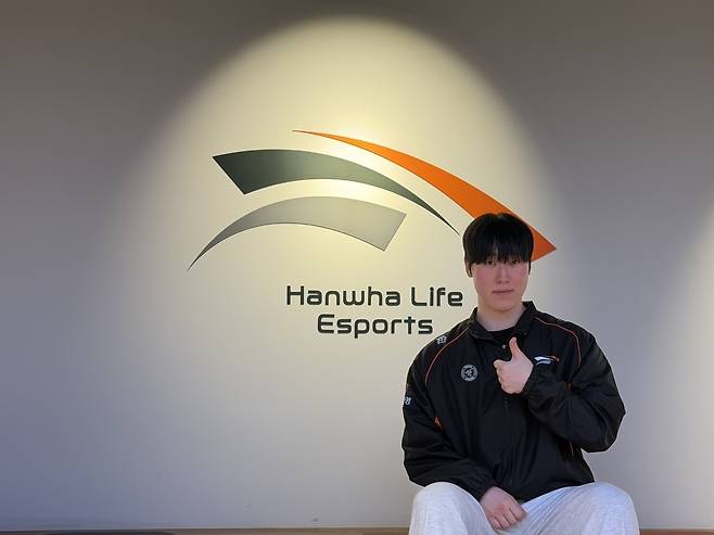 ▲한화생명 소속 '제카' 김건우가 프로필 촬영을 하고 있다.