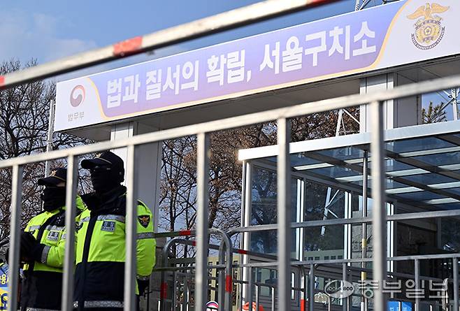 의왕시 서울구치소에서 경찰이 근무하는 모습. 김경민기자