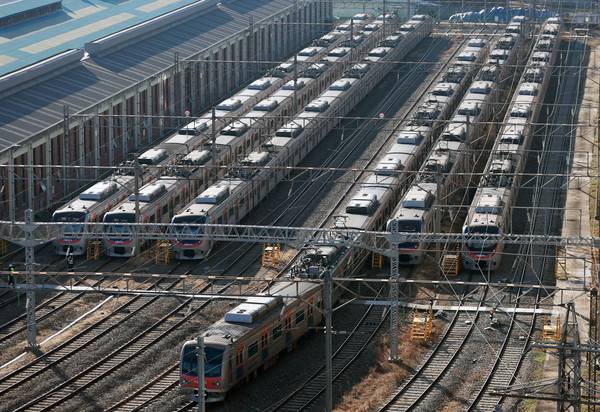 한국철도공사(코레일) 구로차량기지에 전동차들이 세워져 있다. [사진 = 연합뉴스]