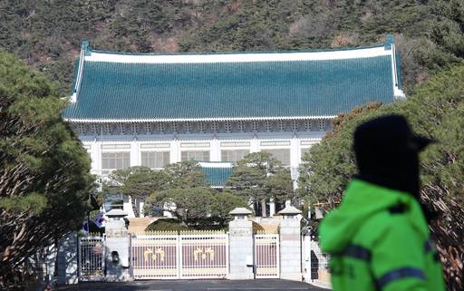 대통령 집무실 청와대 복귀가 임박한 이달 21일 종로구 청와대에 경찰이 경계근무를 서고 있다. /연합뉴스 제공