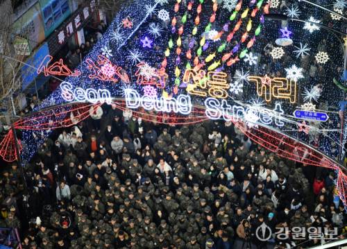 ◇화천의 겨울축제 시즌 개막을 알리는 2026 얼음나라 화천산천어축제 선등거리 점등식이 지난 20 화천읍 중앙로 일대에서 김진태 지사, 신경호 교육감, 최문순 군수, 류희상 군의장, 김진호 7사단장, 임승규 15사단 작전부사단장 등이 참석한 가운데 열렸다.