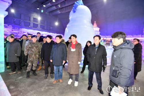 ◇세계 최대 실내얼음조각광장이 20일 김진태 지사, 신경호 교육감, 최문순 군수, 류희상 군의장, 김진호 7사단장, 임승규 15사단 작전부사단장 등이 참석한 가운데 개장했다. 조각광장에서는 세계 유명 건축물 모형과 각종 조형물을 만날 수 있다.