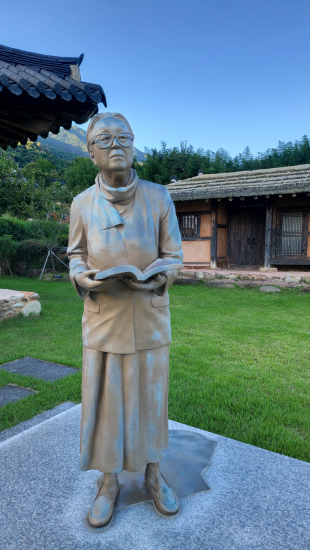 문학관 앞에 서 있는 박경리 선생 동상. 동상은 선생의 뜻에 따라 크지 않게 제작됐으며 독자들의 눈높이와 동상의 눈높이를 맞췄다. 국내에서는 선생의 자취가 남은 강원 원주, 경남 통영, 하동 등 세 곳에 같은 모양의 동상이 설립됐고, 2018년 한-러 문학교류 차원에서 러시아 샹트페테르부르크 푸시킨 국립대학교에 선생의 동상이 세워졌다.