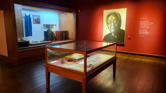 박경리문학관 내부. 선생이 생전 직접 사용했던 필기구를 비롯한 육필원고, 돋보기와 안경, 남색 원피스, 운동화 등의 유품이 전시돼 있다.