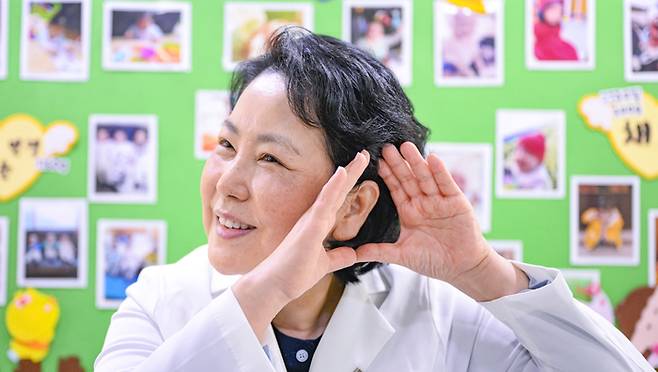 정지은 대구가톨릭대병원 소아청소년과 교수(모아센터장)가 병원 내 신생아 치료 공간에서 환아들의 사진을 배경으로 포즈를 취하고 있다. 초극소 저체중 출생아 치료 현장을 지켜온 의료진의 따뜻한 시선을 담았다.이현덕기자 lhd@yeongnam.com