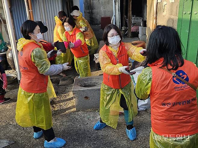 19일 오후 광주 광산구 삼도동 한 주택에서 (사)광산구자원봉사센터 법인 임원 및 직원 20여명이 연탄 나눔 봉사를 펼치고 있다. 강주비 기자
