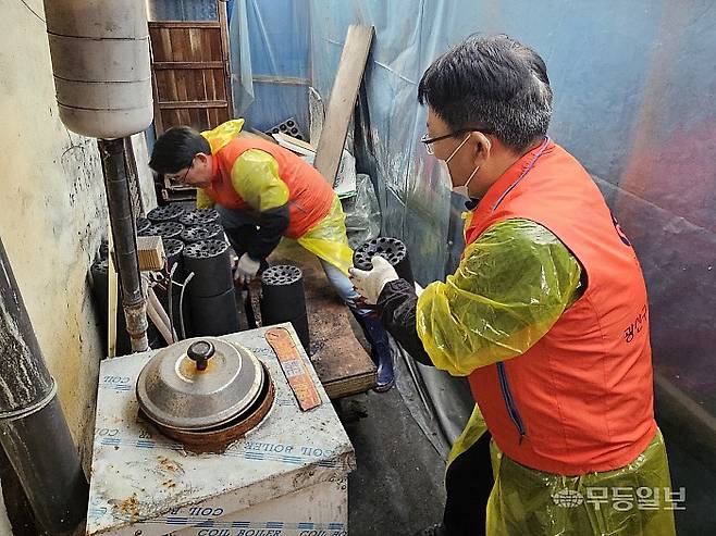 19일 오후 광주 광산구 삼도동 한 주택에서 (사)광산구자원봉사센터 법인 임원 및 직원 20여명이 연탄 나눔 봉사를 펼치고 있다. 강주비 기자