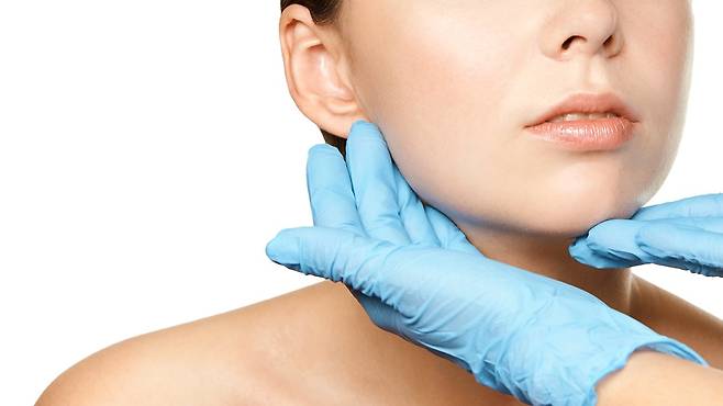 안면마비는 대부분 치료가 가능한 질환이지만, 치료 시기가 늦어지면 후유증이 남을 수 있다｜출처: 클립아트코리아