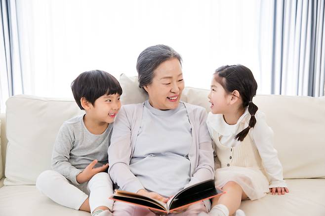 손주를 돌보는 60~70대 할머니들이 여전히 많다. 이들은 허리, 무릎 관절 부상을 조심해야 한다.  사진=게티이미지뱅크