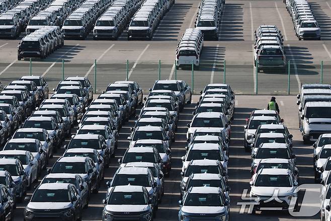 4일 경기 평택시 포승읍 평택항에 수출용 차량이 세워져 있다. 한국산 자동차 관세를 15%로 인하하는 내용이 3일(현지시간) 미국 정부 관보에 게재됐다. 이 관보는 현지시간으로 4일 공식 게재돼 발효되며 인하 조치는 2025년 11월 1일 이후 수입 건부터 소급 적용된다. 2025.12.4/뉴스1 ⓒ News1 김영운 기자