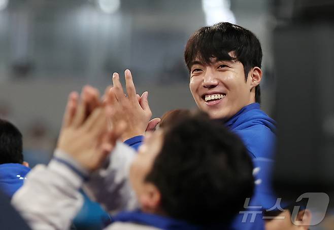 22일 오후 대구 삼성라이온즈파크에서 열린 프로야구 2025 신한 SOL뱅크 KBO 플레이오프 4차전 한화 이글스와 삼성 라이온즈의 경기, 삼성 원태인이 9회초 더그아웃에서 환하게 웃으며 경기를 지켜보고 있다. 2025.10.22/뉴스1 ⓒ News1 김진환 기자