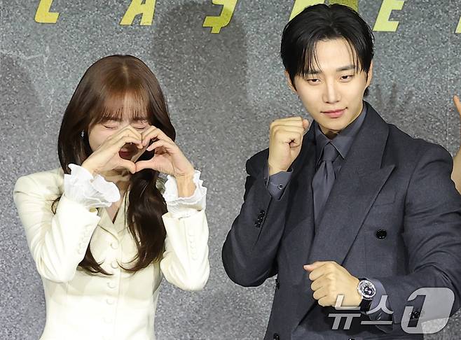 배우 김혜준과 이준호(오른쪽)가 22일 서울 강남구 웨스틴 서울 파르나스에서 열린 넷플릭스 시리즈 '캐셔로' 제작발표회에 참석해 포즈를 취하고 있다. '캐셔로'는 결혼자금, 집값에 허덕이는 월급쟁이 '상웅'이 손에 쥔 돈만큼 힘이 강해지는 능력을 얻게 되며, 생활비와 초능력 사이에서 흔들리는 생활밀착형 내돈내힘 히어로물이다. 2025.12.22/뉴스1 ⓒ News1 권현진 기자