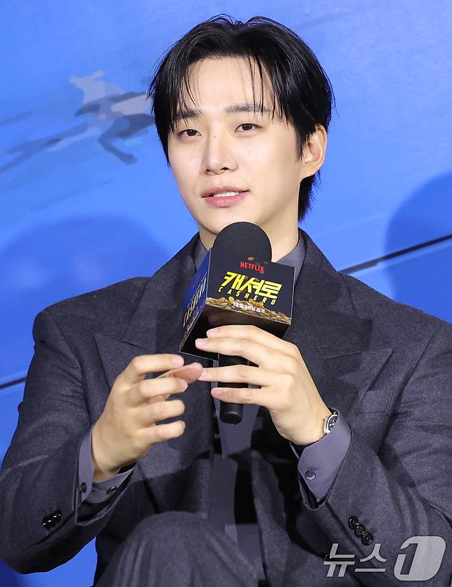 배우 이준호가 22일 서울 강남구 웨스틴 서울 파르나스에서 열린 넷플릭스 시리즈 '캐셔로' 제작발표회에 참석해 인사말을 하고 있다. '캐셔로'는 결혼자금, 집값에 허덕이는 월급쟁이 '상웅'이 손에 쥔 돈만큼 힘이 강해지는 능력을 얻게 되며, 생활비와 초능력 사이에서 흔들리는 생활밀착형 내돈내힘 히어로물이다. 2025.12.22/뉴스1 ⓒ News1 권현진 기자